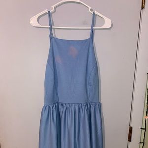 has pockets and straps that are adjustable and can be crisscrossed if wanted